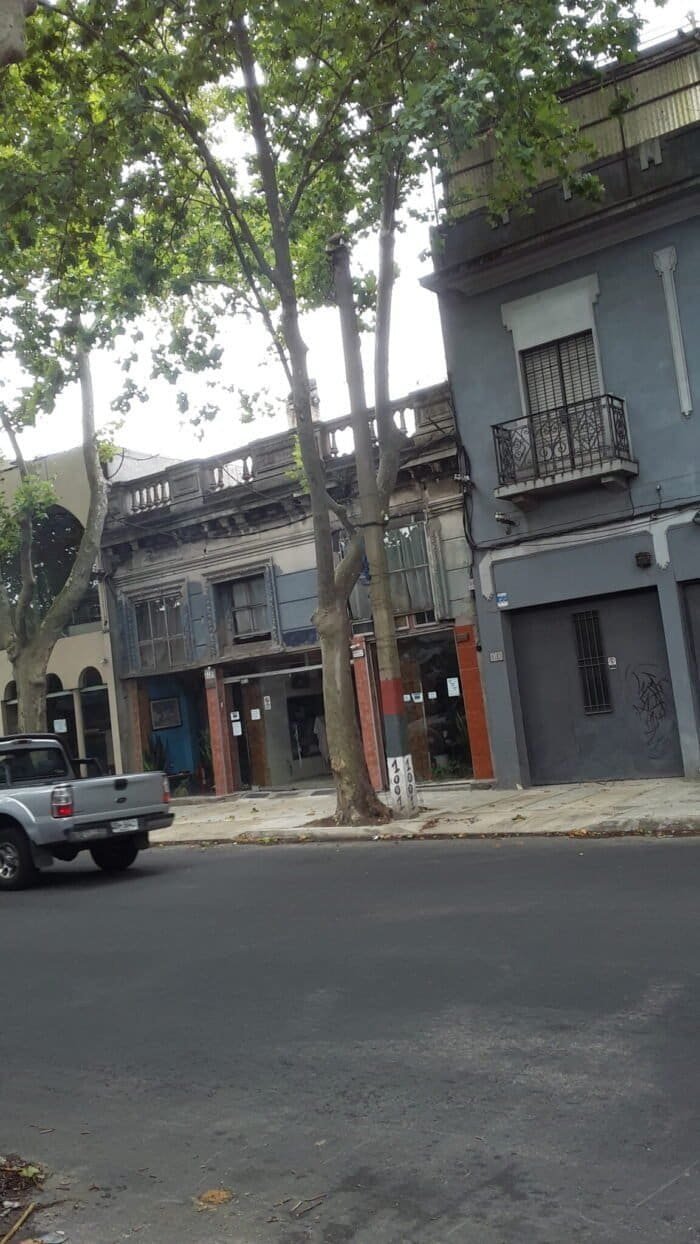 Dueño vende Casa con doble frente, sobre Av. Garibaldi y otro sobre Juan Paullier. 274 mts de terreno, padrón único.