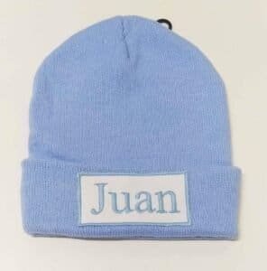 gorros tejidos con apliques bordados personalizados