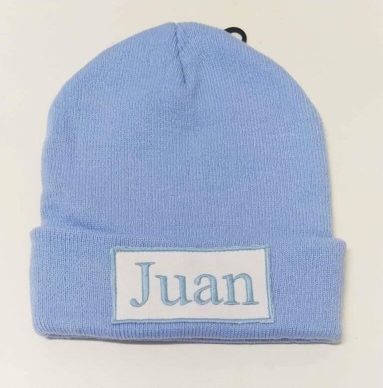 gorros tejidos con apliques bordados personalizados