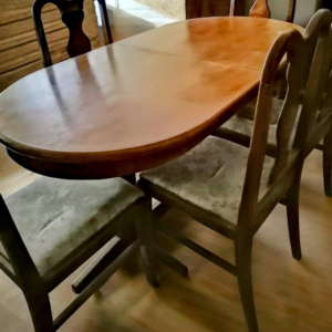 Mesa de comedor de peteribi y 5 sillas